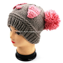 Bonnet en maille en maille tricotée à la main avec des oreilles POM POM